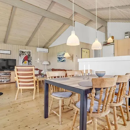 Amazing In With Four Bedrooms Semesterbostad Ebeltoft