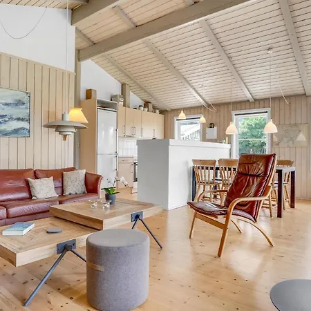 Amazing In With Four Bedrooms Semesterbostad *