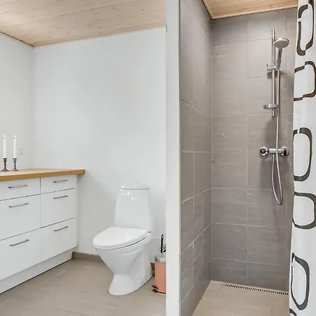 Amazing In With Four Bedrooms Semesterbostad *